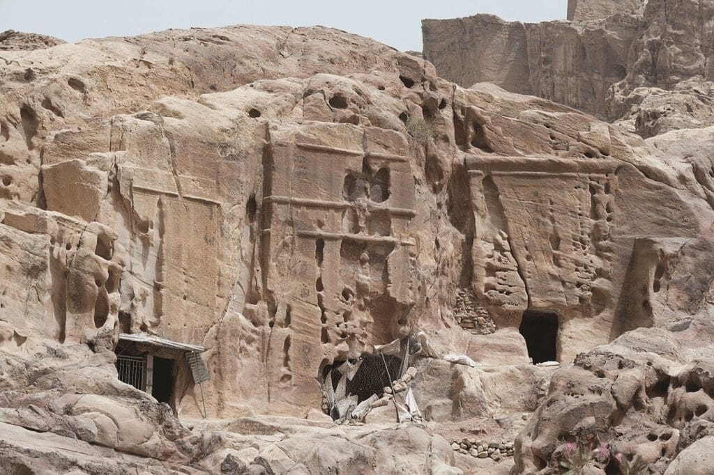 An image of the Wadi el Mataha site.
Source: https://upload.wikimedia.org/wikipedia/commons/thumb/7/7d/Petra_along_Wadi_el_Mataha_2107.jpg/1280px-Petra_along_Wadi_el_Mataha_2107.jpg