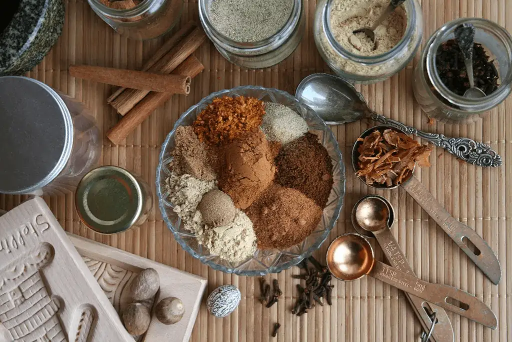 Speculaaskruiden blends warm spices like cinnamon, nutmeg, mace, ginger, and cloves, sometimes enhanced with cardamom, pepper, or aniseed. Photo: The Glutton Life