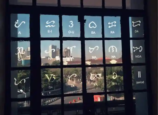 The alphabet with 14 consonants and 3 vowels alongside their Latin equivalents, and how diacritic marks change the way a consonant is pronounced.